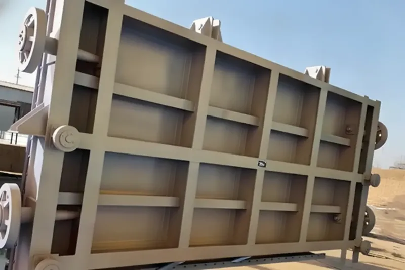 Plane sliding gate